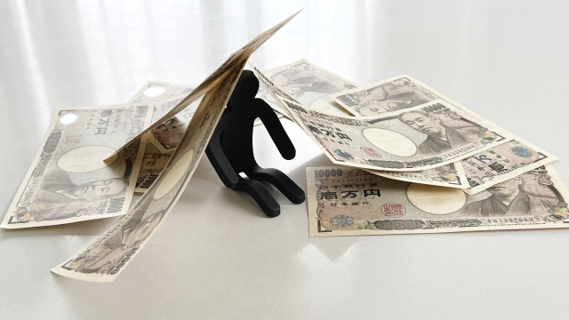 お金の上でうなだれる。奥州市で弁護士や司法書士に無料相談してみる